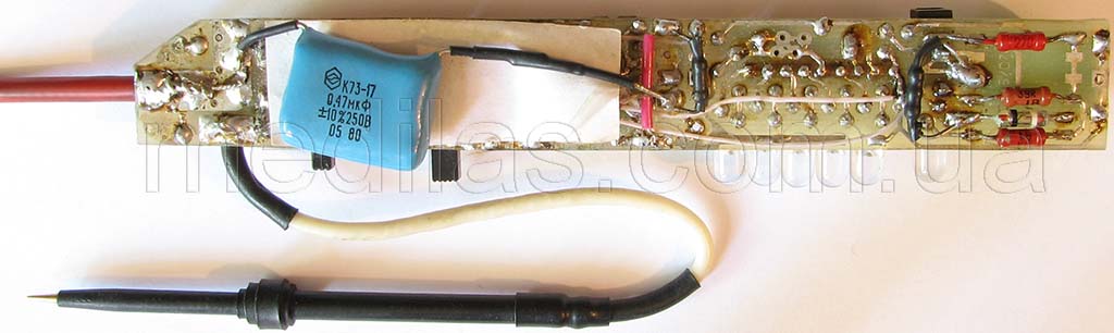 Прибор для проверки электролитических конденсаторов - вид со стороны печатной платы.